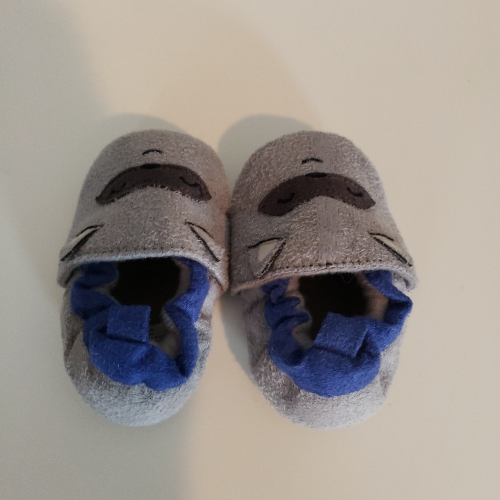 CARTER'S 0-6 MONTH GRAY RACCOON SOFT SOLE SHOES - Picture 2 of 3